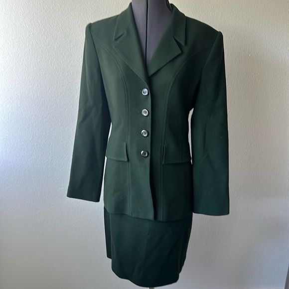 Ice Cube by MICHAEL Dresses & Skirts - ICE CUBE by MICHAEL suit size 8 Hunter green 100% Wool and lined skirt & jacket